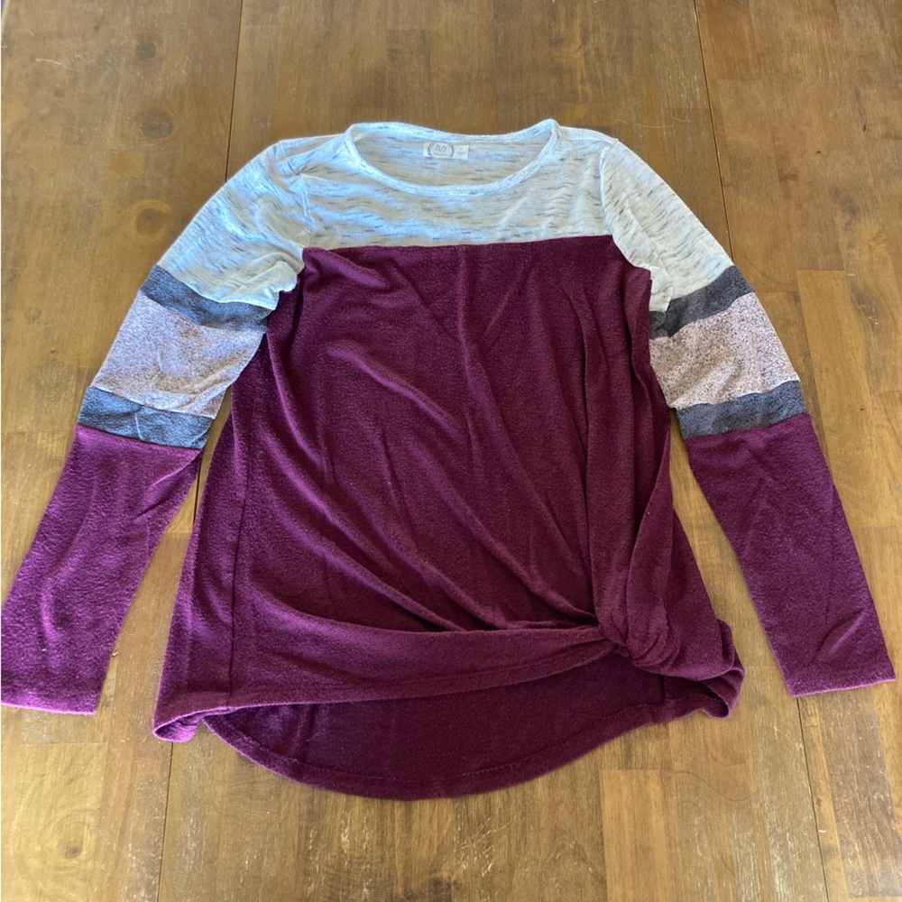 Maurice’s maroon long-sleeve tee